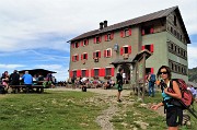 49 Molti escursionisti oggi al Rif. Laghi Gemelli (1968 m)